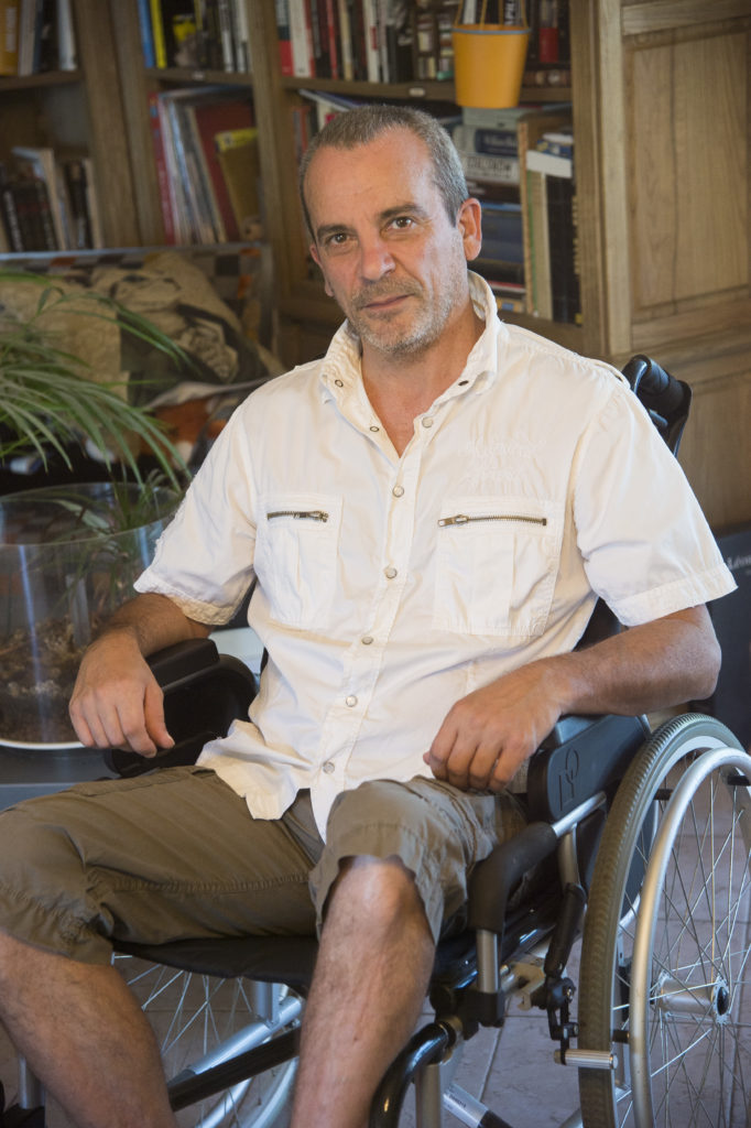 Philippe victime d'un accident corporel lourd, dans un fauteuil roulant suite à son accident.